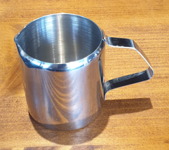 Milchkännchen ganz klein in Chrom H: 6 cm. B: 5 cm ohne Henkel gemessen