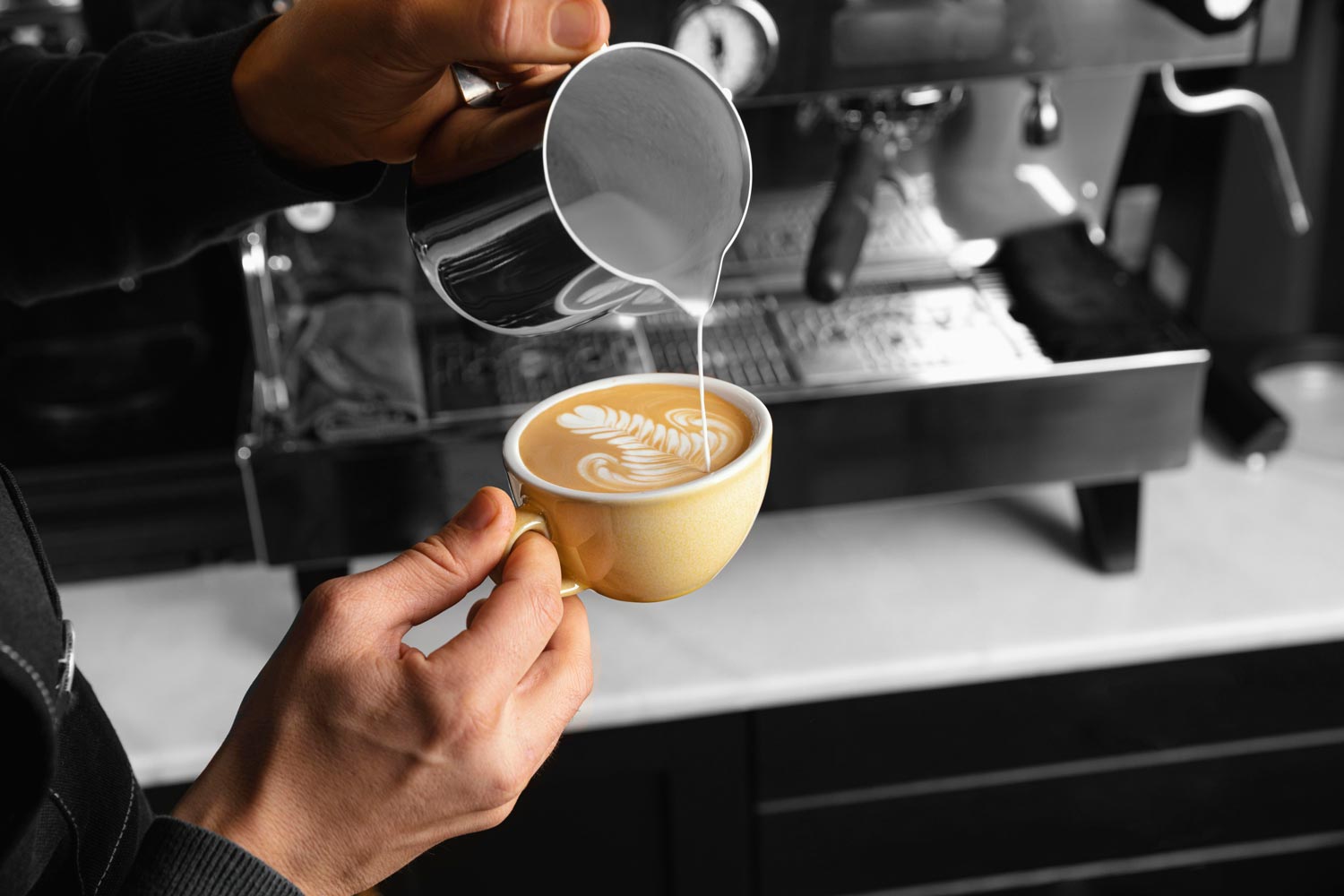 kaffeemaschine mit espresso tasse zubereitet vom barista