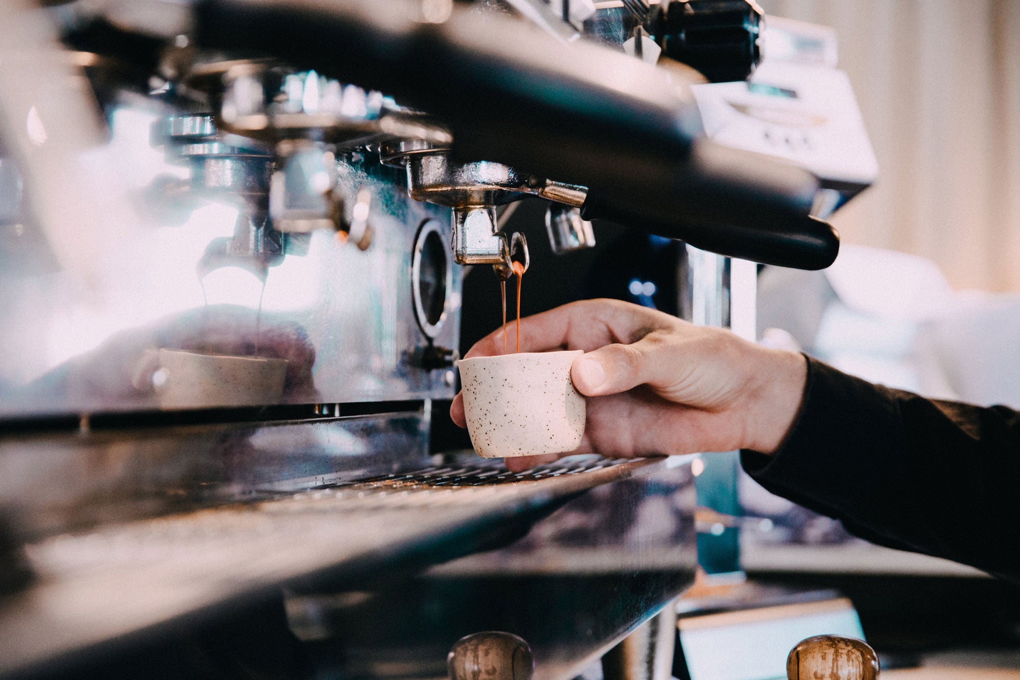 hochwertige kaffeemachine in einer bar mit barista