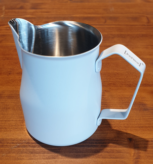 Milchkännchen mittelgross in weiss matt Joe Frex H: 11 cm B: 8cm ohne Henkel gemessen